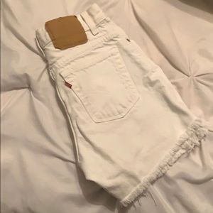 WHITE DENIM LEVI SHORTS